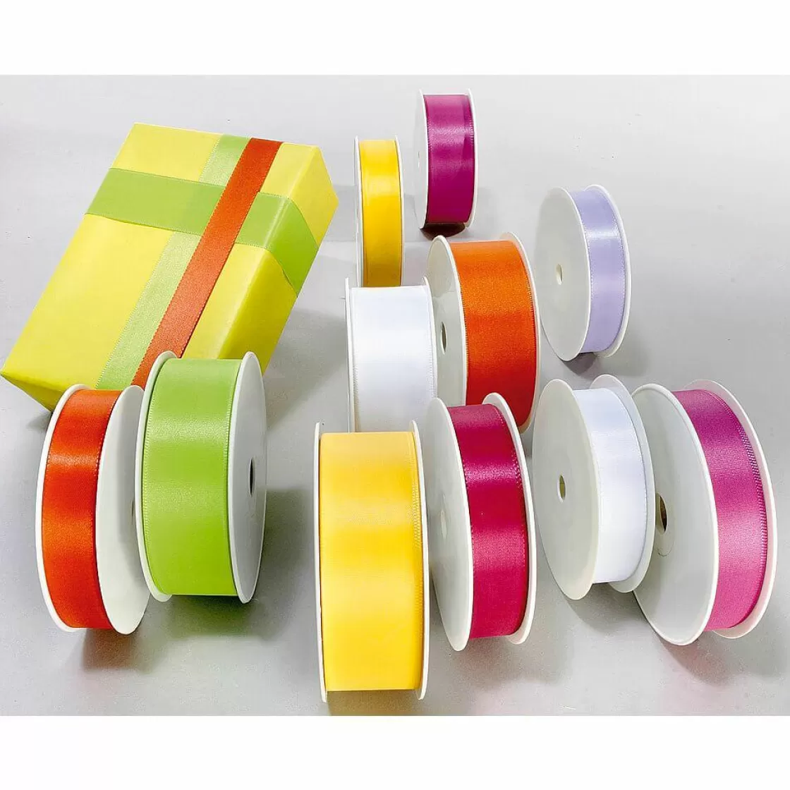 Cintas De Regalo>DecoWoerner Cinta De Tafetán Con Orillo 40 Mm, 50 M, Claro verde