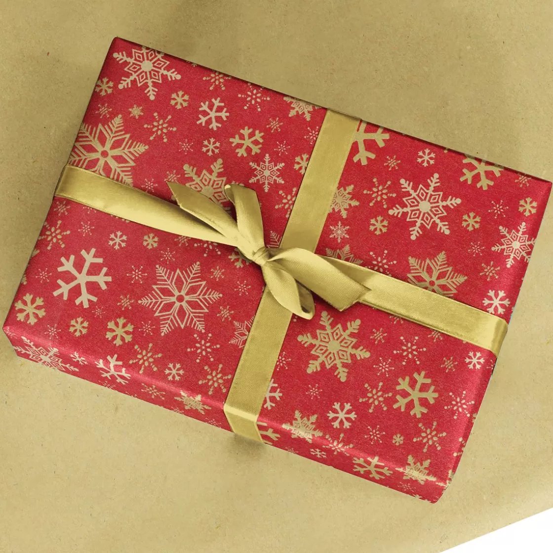 Papel De Regalo | Go Green - Envoltorio Para Regalo Ecológico>DecoWoerner Papel Kraft Reciclado Con Copos De Nieve Dorados - Bobina De Papel De Regalo Sostenible De 50 M rojo